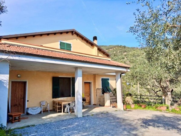 casa indipendente in vendita ad Imperia in zona Porto Maurizio