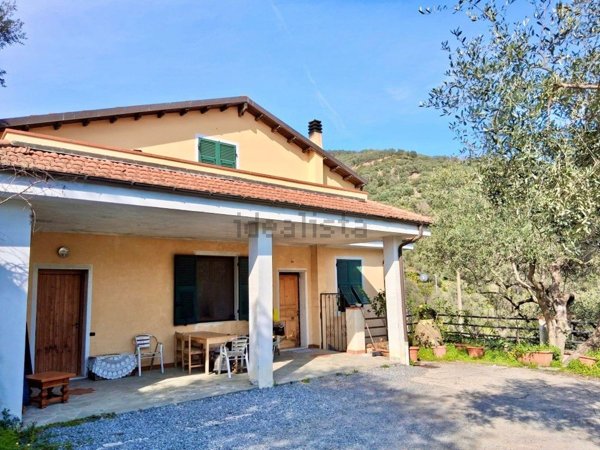 casa indipendente in vendita ad Imperia in zona Porto Maurizio