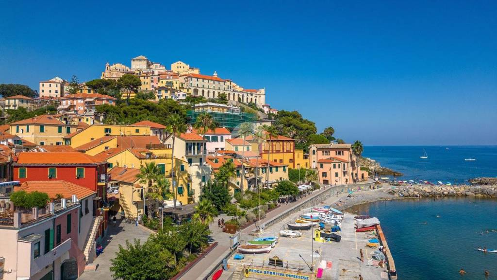 locale commerciale in vendita ad Imperia in zona Porto Maurizio