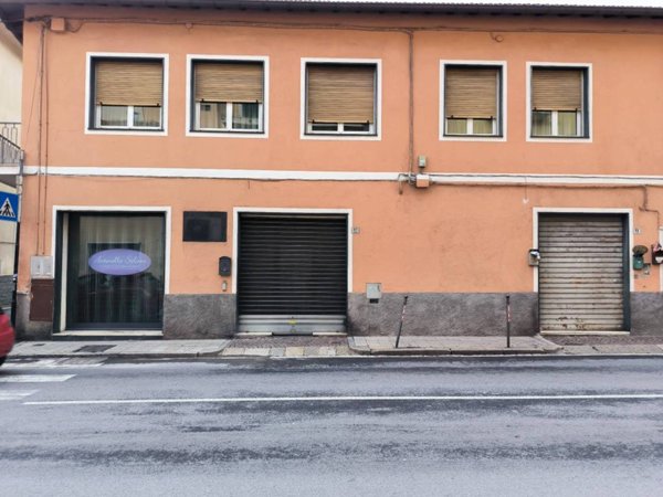 negozio in vendita ad Imperia in zona Oneglia