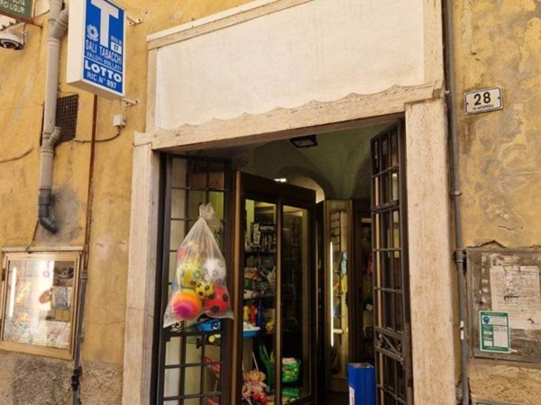 negozio in vendita ad Imperia in zona Oneglia