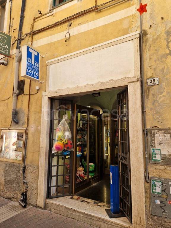 negozio in vendita ad Imperia in zona Oneglia