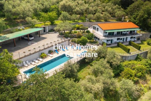 casa indipendente in vendita ad Imperia in zona Porto Maurizio