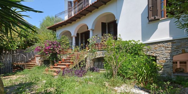casa indipendente in vendita ad Imperia in zona Oneglia