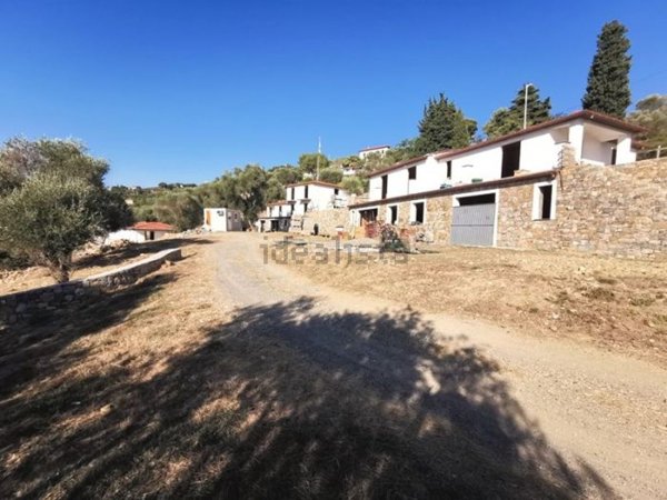 casa indipendente in vendita ad Imperia in zona Oneglia