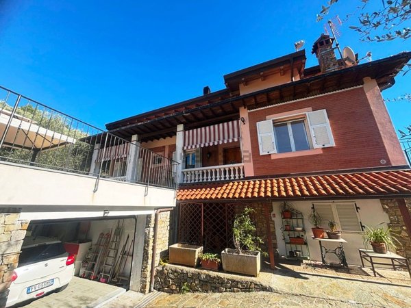 casa indipendente in vendita ad Imperia in zona Sant'Agata