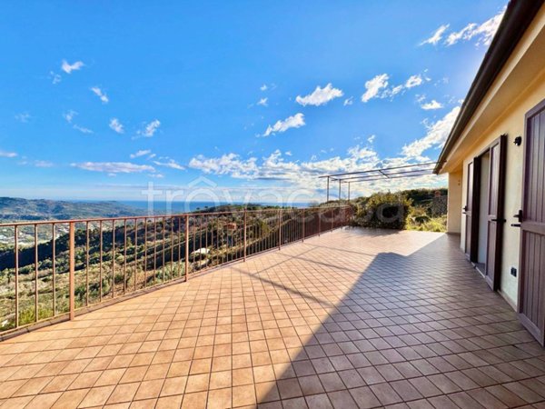 casa indipendente in vendita ad Imperia in zona Poggi