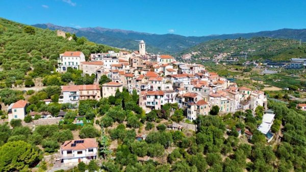 casa indipendente in vendita ad Imperia in zona Torrazza / Clavi