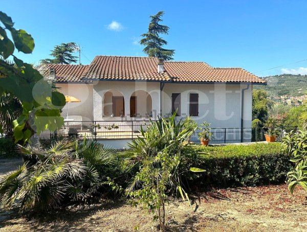 casa indipendente in vendita ad Imperia in zona Porto Maurizio