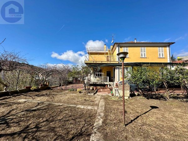 casa indipendente in vendita ad Imperia in zona Porto Maurizio