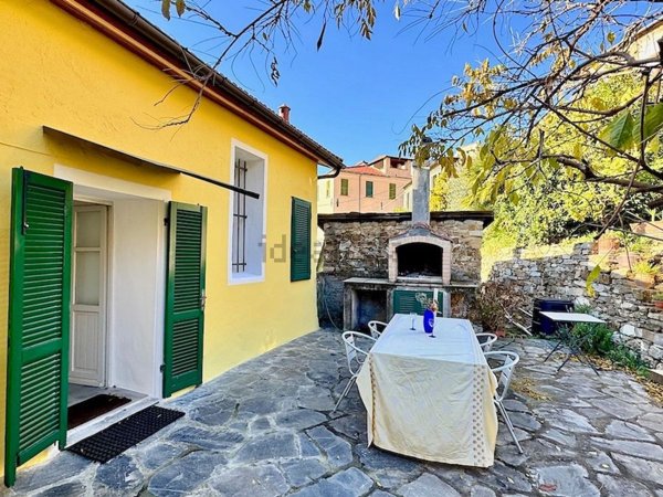 casa indipendente in vendita ad Imperia in zona Montegrazie