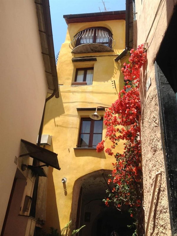 casa indipendente in vendita ad Imperia in zona Moltedo