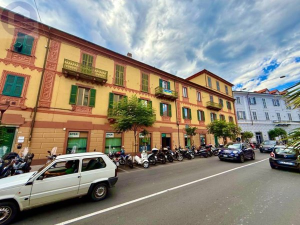 ufficio in vendita ad Imperia in zona Porto Maurizio