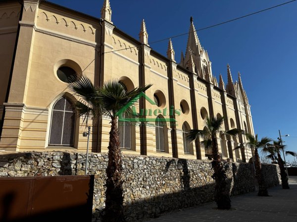 locale commerciale in vendita ad Imperia in zona Porto Maurizio