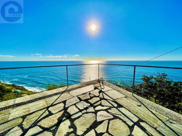 casa indipendente in vendita ad Imperia in zona Poggi