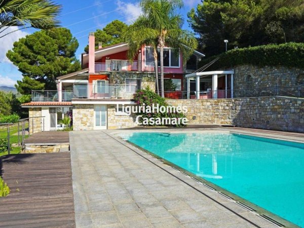 casa indipendente in vendita ad Imperia in zona Oneglia