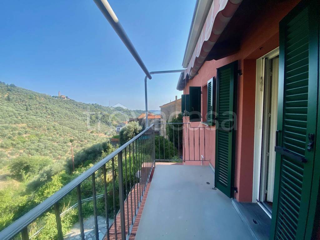 casa indipendente in vendita ad Imperia in zona Montegrazie