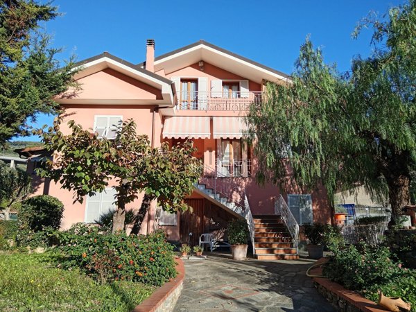 casa indipendente in vendita ad Imperia in zona Oneglia