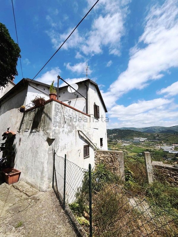 casa indipendente in vendita ad Imperia in zona Torrazza / Clavi