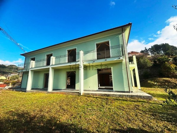 casa indipendente in vendita ad Imperia