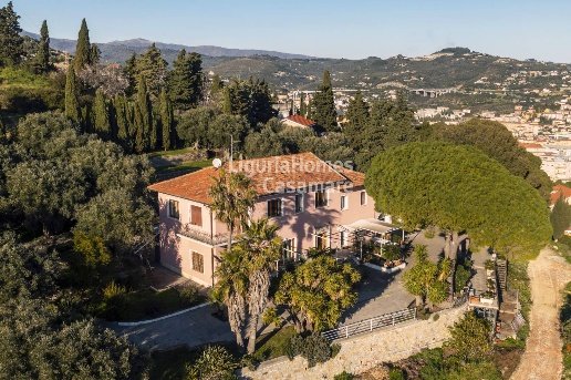 casa indipendente in vendita ad Imperia in zona Porto Maurizio