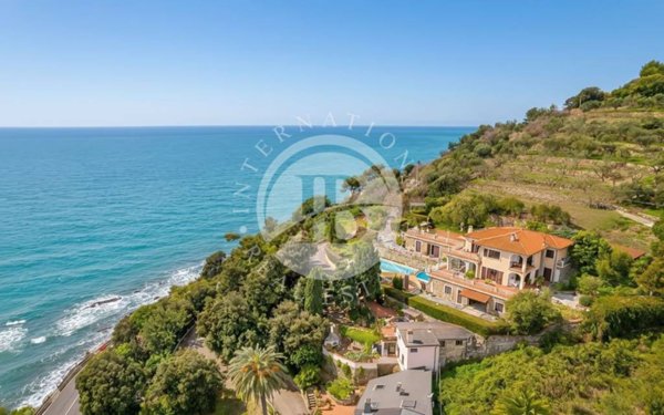 casa indipendente in vendita ad Imperia in zona Porto Maurizio