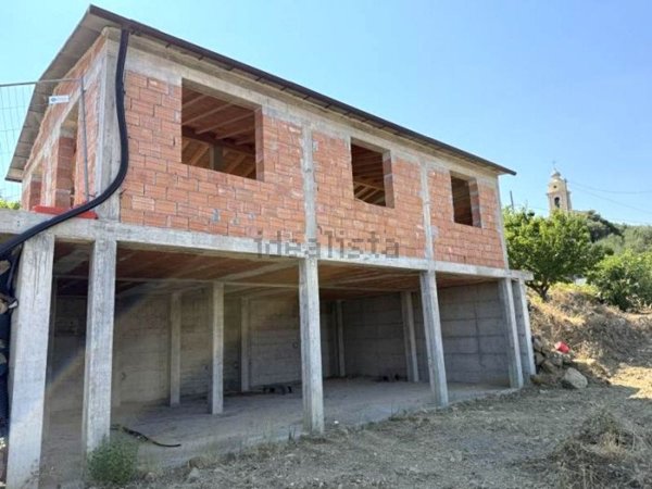 casa indipendente in vendita ad Imperia in zona Poggi
