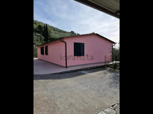 casa indipendente in vendita ad Imperia in zona Oneglia