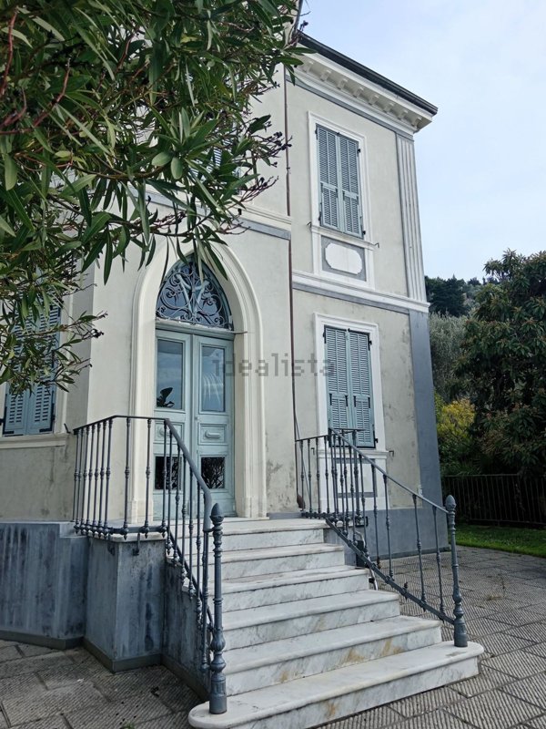 casa indipendente in vendita ad Imperia in zona Oneglia