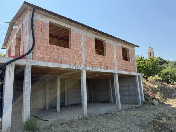casa indipendente in vendita ad Imperia in zona Poggi