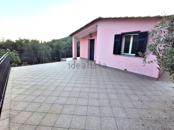 casa indipendente in vendita ad Imperia in zona Oneglia