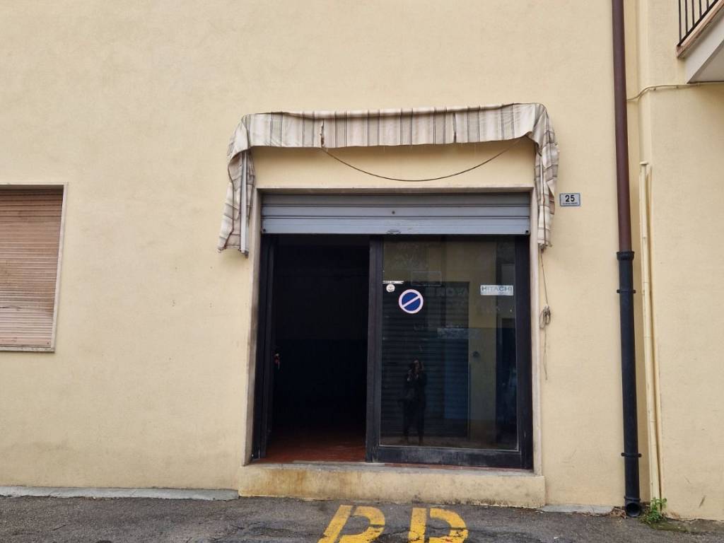 locale commerciale in vendita ad Imperia in zona Oneglia