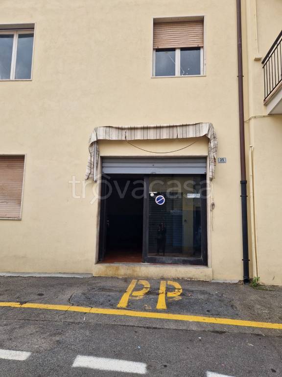 locale commerciale in vendita ad Imperia in zona Oneglia