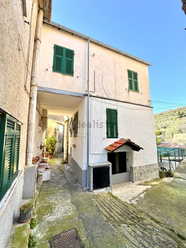 casa indipendente in vendita ad Imperia in zona Montegrazie