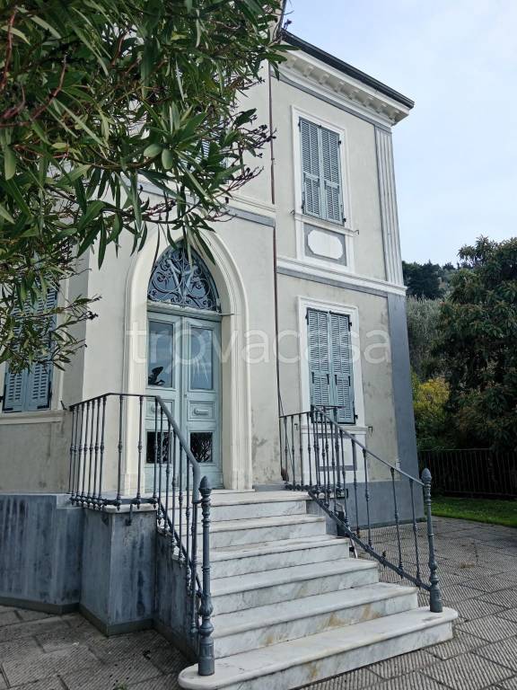 casa indipendente in vendita ad Imperia in zona Oneglia