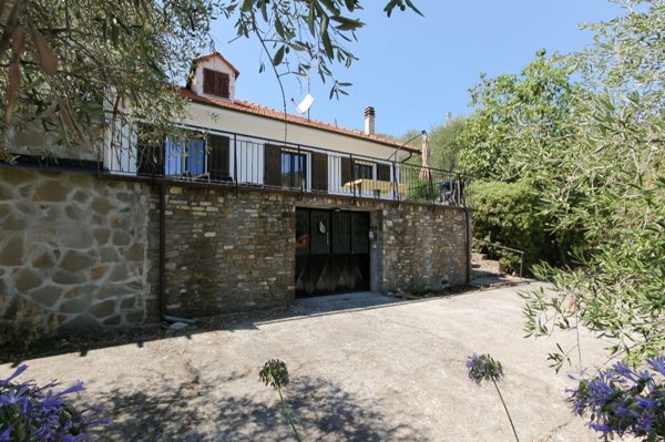 casa indipendente in vendita ad Imperia in zona Montegrazie