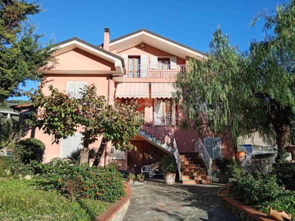 casa indipendente in vendita ad Imperia in zona Oneglia