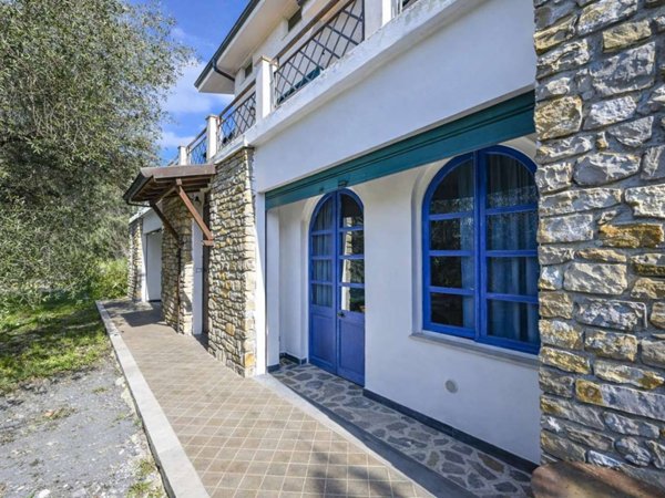 casa indipendente in vendita ad Imperia in zona Oneglia