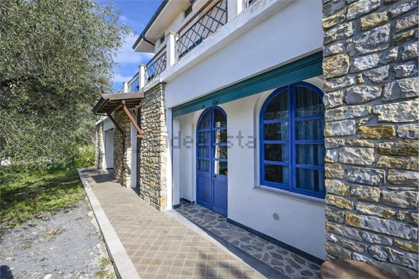 casa indipendente in vendita ad Imperia in zona Oneglia