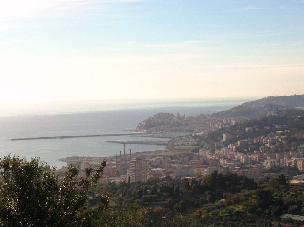 casa indipendente in vendita ad Imperia