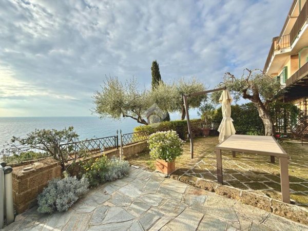 appartamento in vendita ad Imperia in zona Poggi