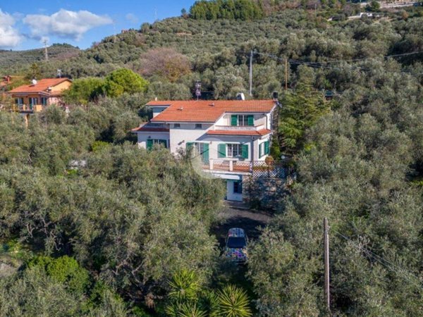 casa indipendente in vendita ad Imperia in zona Oneglia