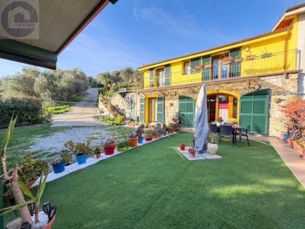 casa indipendente in vendita ad Imperia in zona Poggi