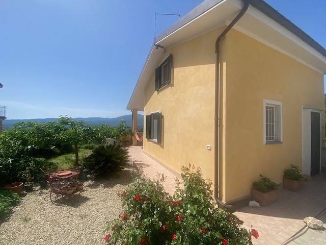 casa indipendente in vendita ad Imperia in zona Porto Maurizio