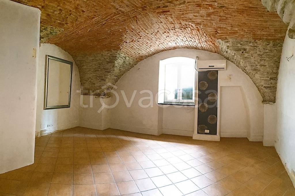 negozio in vendita ad Imperia in zona Oneglia