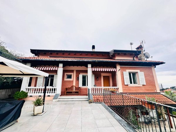 casa indipendente in vendita ad Imperia in zona Oneglia