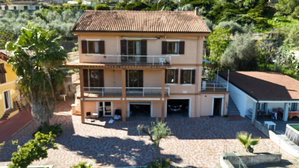 casa indipendente in vendita ad Imperia