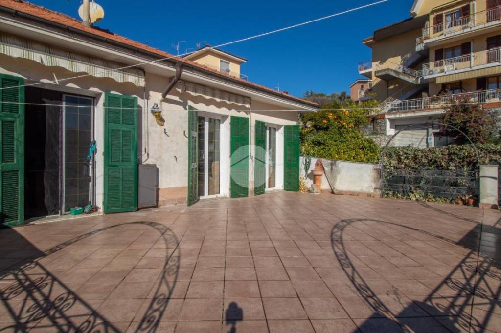 casa indipendente in vendita ad Imperia