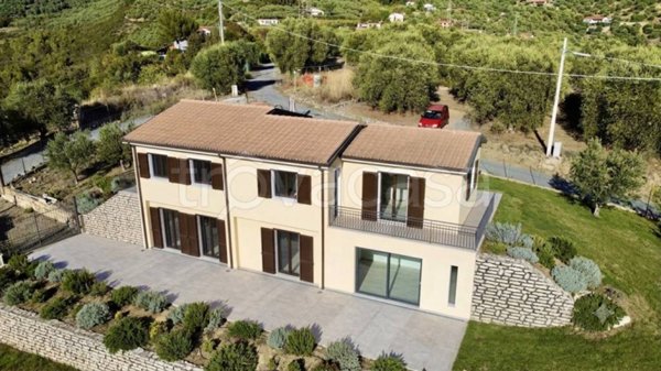 casa indipendente in vendita ad Imperia
