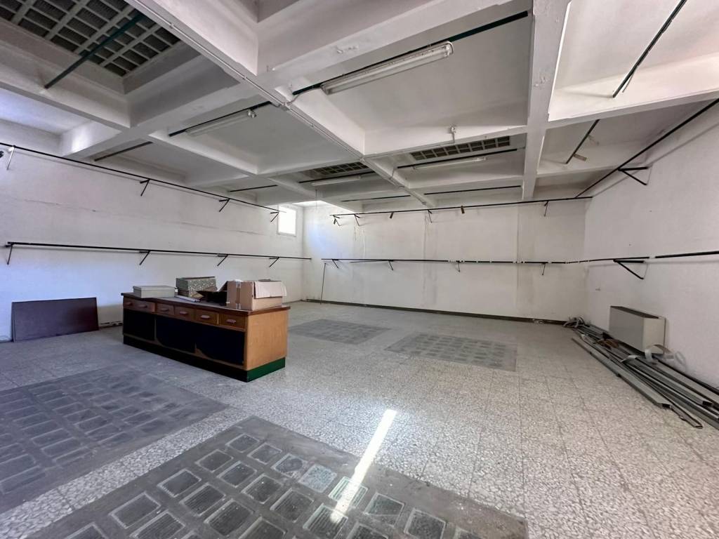 locale commerciale in vendita ad Imperia in zona Oneglia